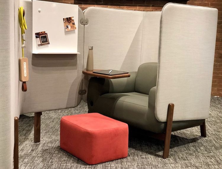 Workplace seating design to increase privacy and acoustical qualities for informal meeting spaces. This product was displayed at NeoCon 2019 by JSI. 